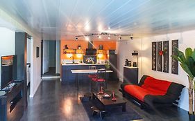 Comme dans un écrin - T2 de 50 m² avec jardin, terrasse et piscine